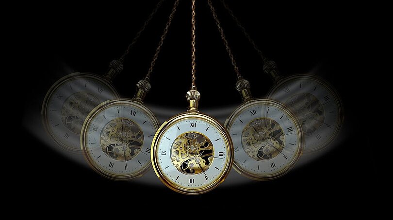 Pendelbewegung einer alten schönen Taschenuhr 