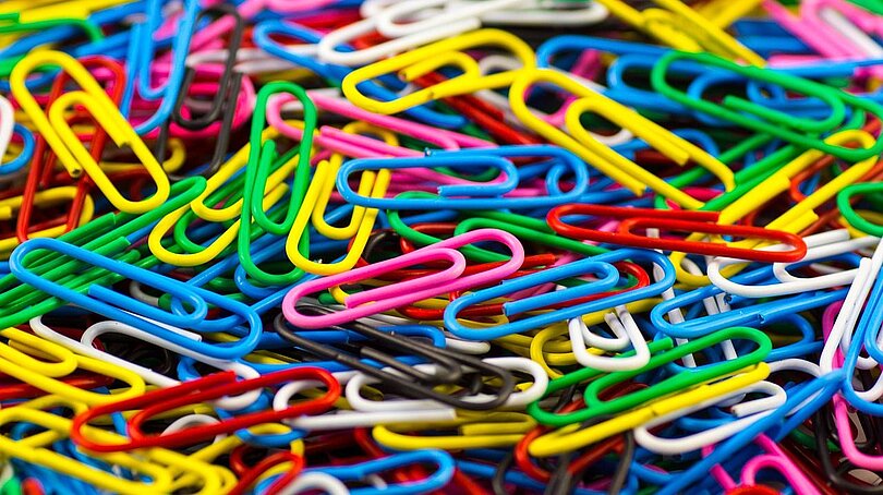 Büroklammern in rot, grün, gelb, rosa, weiß und blau