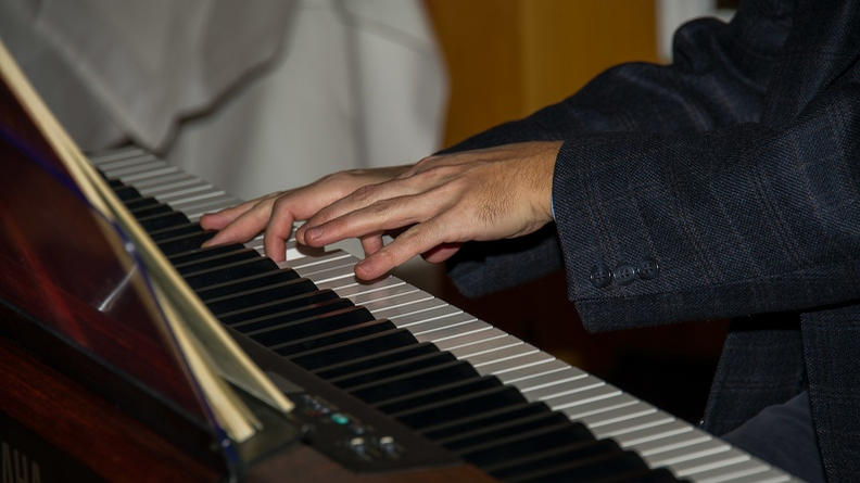 Zwei Hände, die Klavier spielen