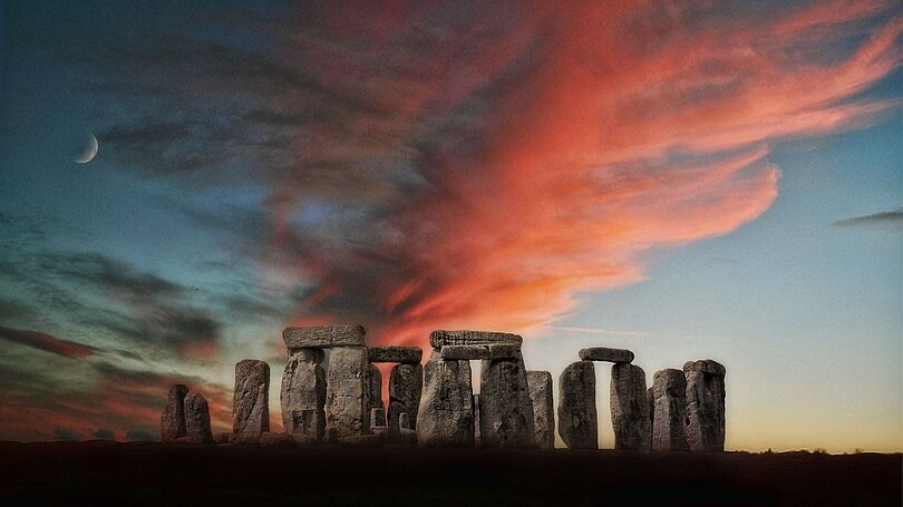 Die Säulen von Stonehenge beim Sonnenuntergang