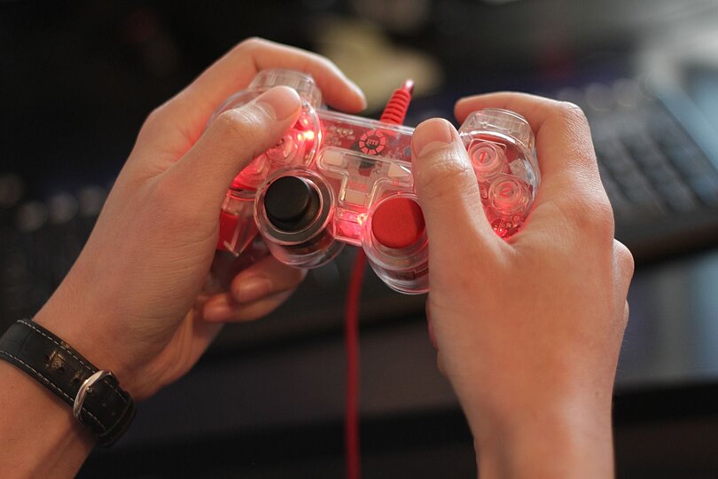 Controller in der Hand
