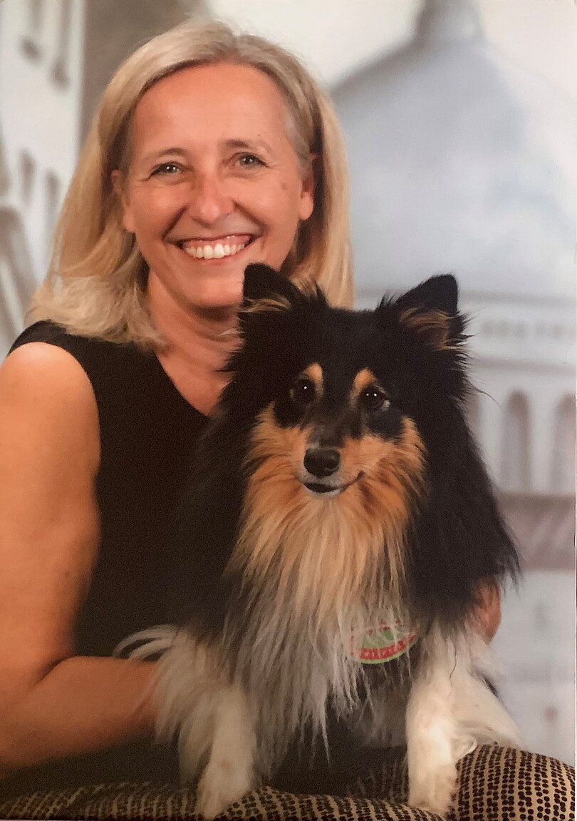 Cornelia Walder, freudestrahlend und ihr Shetland Sheepdog Chasper.