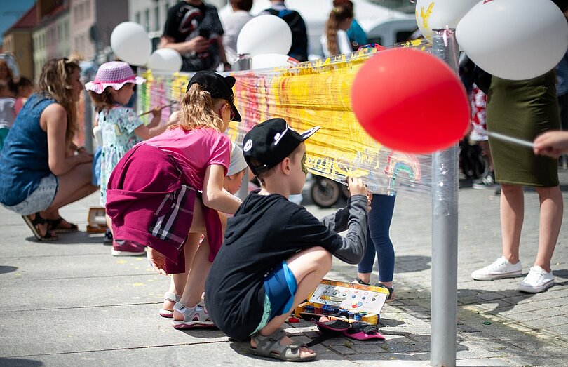 Kinder malen mit bunten Farben. 